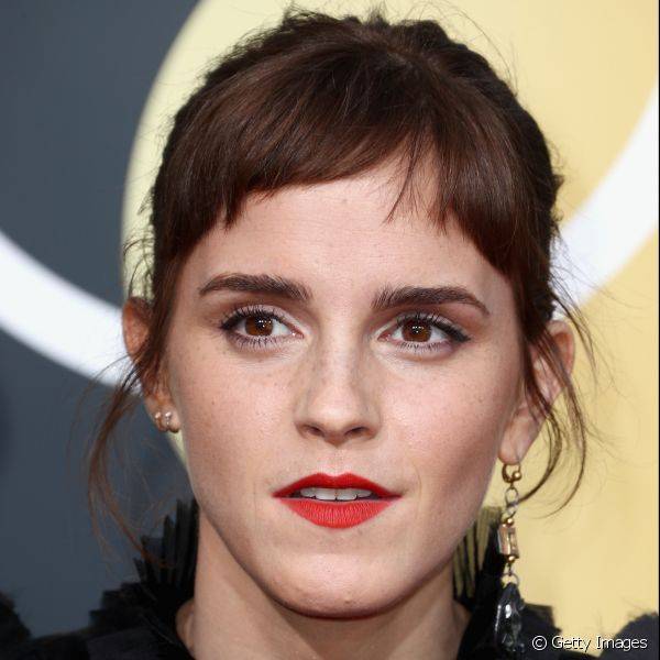 O batom vermelho de Emma Watson foi protagonista do visual que contou com o esfumado leve nos olhos e delineado para finalizar (Foto: Getty Images)